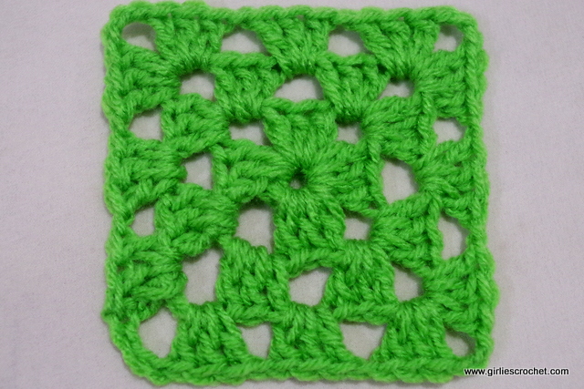 How do you crochet an easy granny square?