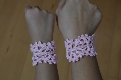 free crochet pattern, easy, bracelet, photo tutorial, for beginners