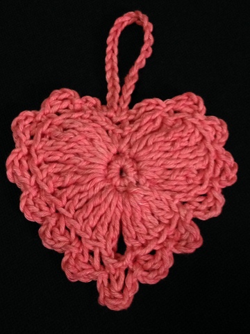 free crochet pattern, heart embellishment, easy, thread, valentines gift, photo tutorial