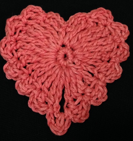 free crochet pattern, heart embellishment, easy, thread, valentines gift, photo tutorial